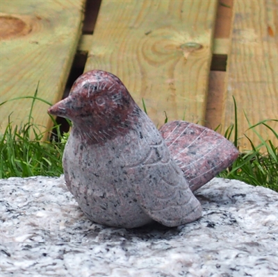 Sitzender Sperling, Granit rot, 9 cm.